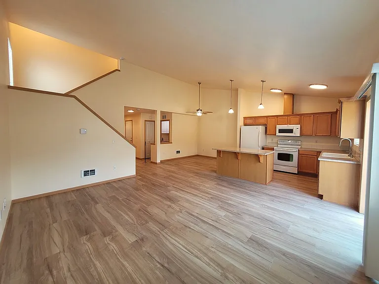 410 Holland Ave — Photo 10