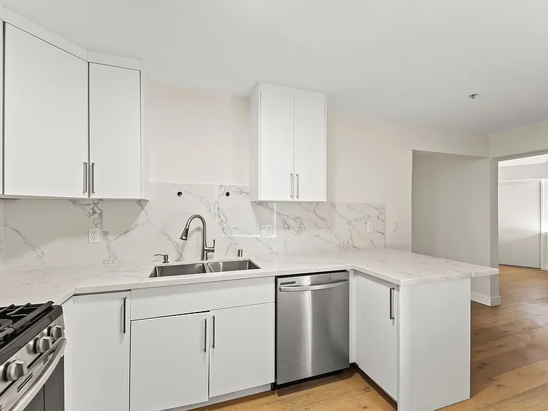 231 E Hyde Park Blvd — Photo 8
