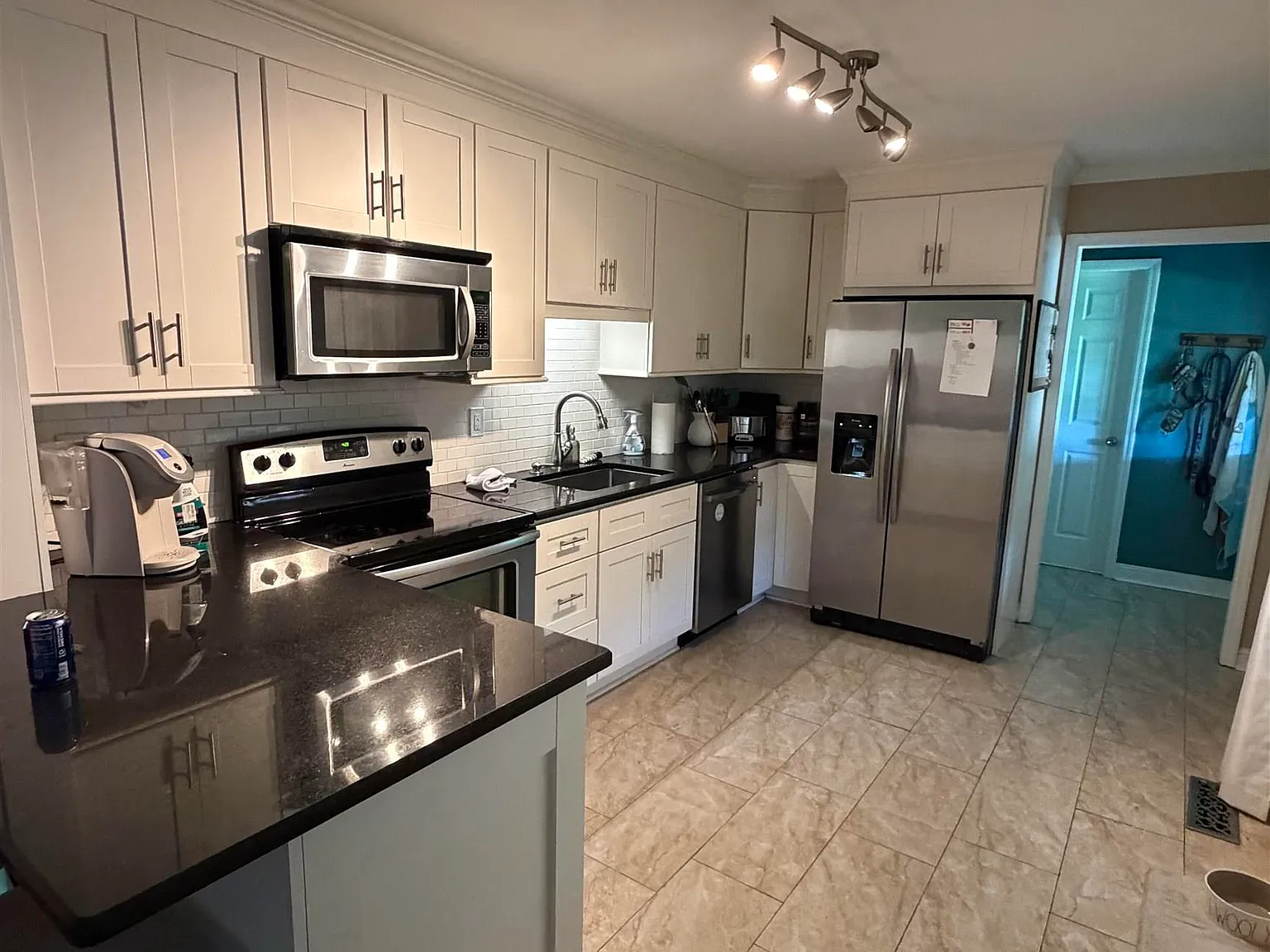 3 bed, 2.0 bath, 1350 sqft, $1,700 — Photo 2
