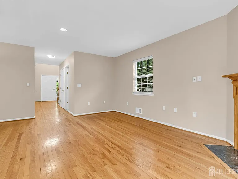 8 Edith Dr — Photo 10