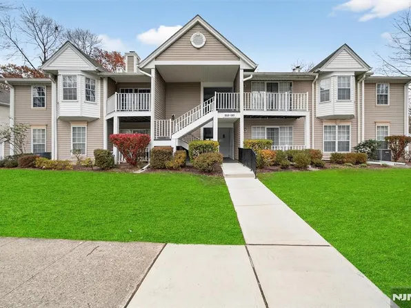 561 Holly Ct, Mahwah, NJ 07430
