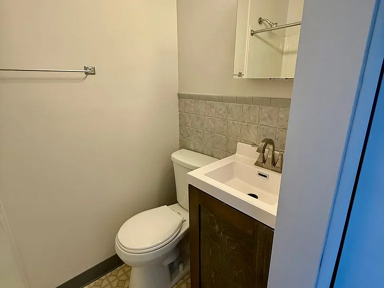 4216 Lincoln Swing - Studios — Photo 10