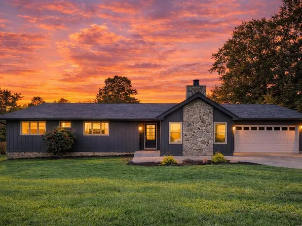 1902 W Brookhaven Cir, Dalton, GA 30720