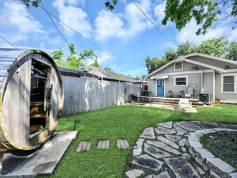 916 W Cottage St — Photo 24