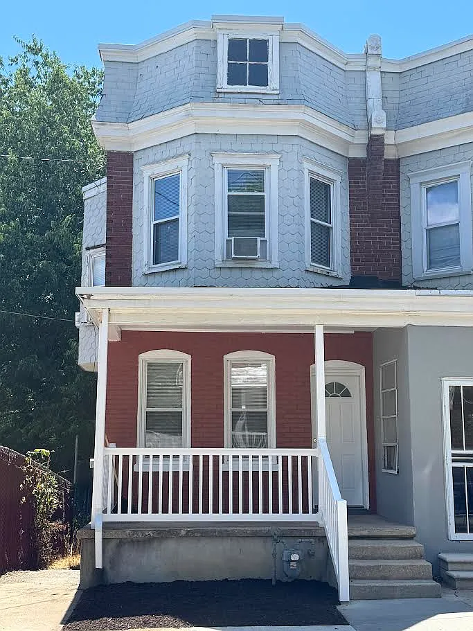 3 bed, 1.5 bath, 1225 sqft, $1,990 — Photo 1