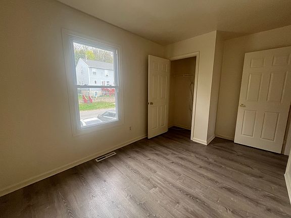 3rd image of 833 Coates St