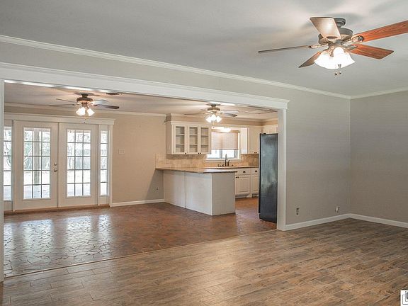 3rd image of 2205 Beechwood Dr