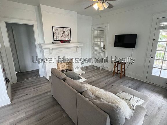 4th image of 7429 Hampson St #7425