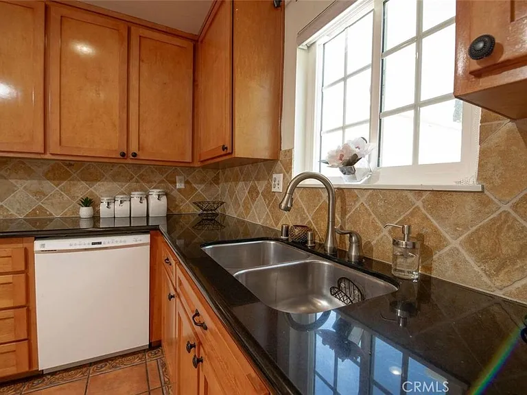 7310 Balboa Blvd #F — Photo 13
