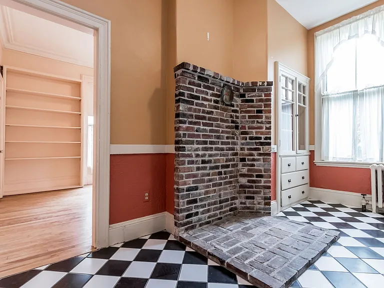 256 Vaughan St — Photo 17