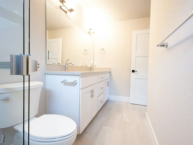 Master room bathroom