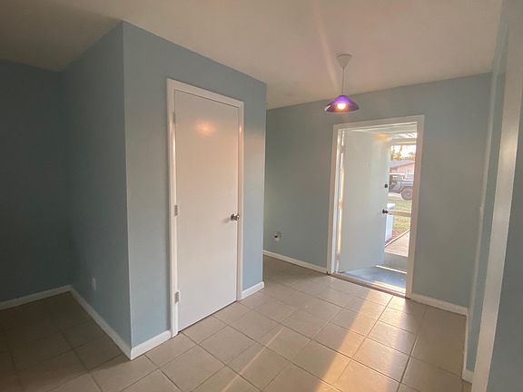 5th image of 633 NE 15th Ct