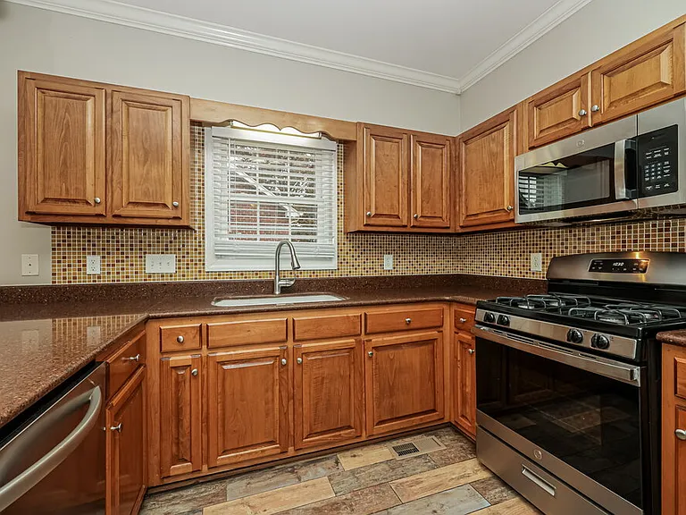 411 Carmel Dr — Photo 7