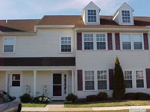 59 Stratford Cres, Farmingdale, NY 11735