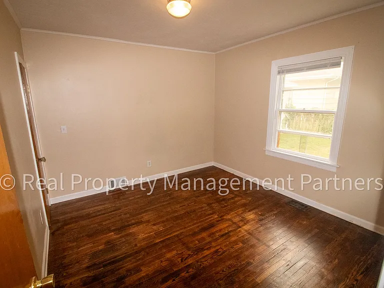 772 Hubbard St NE — Photo 15
