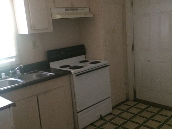 4th image of 613 Baxter St
