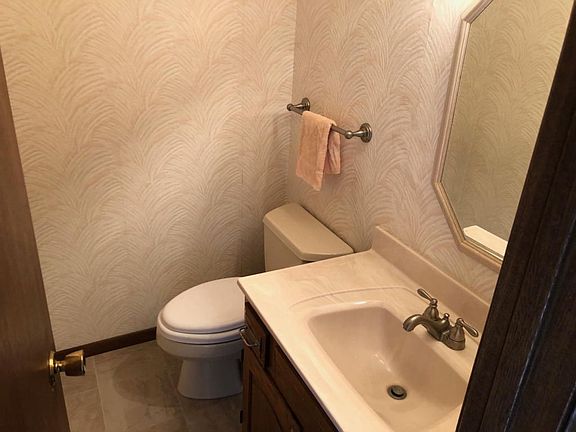 4th image of 105 Broadmoor Dr