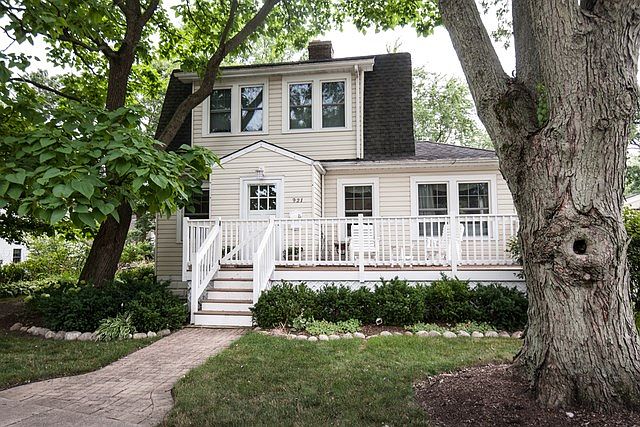 Welcome to 921 Fair Oaks! Move in ready! Home has on trend paint throughout! Nothing to do but move 