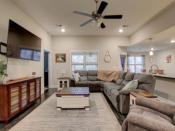 5th image of 122 Lucerne Ln