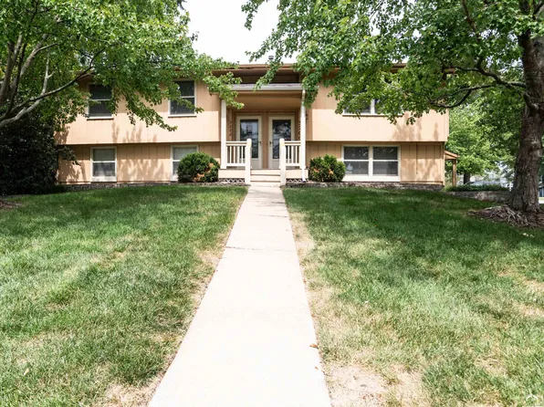 3200-3202 W 22nd Ter, Lawrence, KS 66047