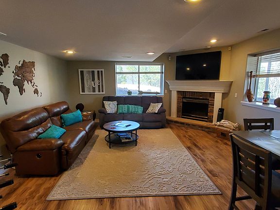 Open floor plan. Gas fireplace.