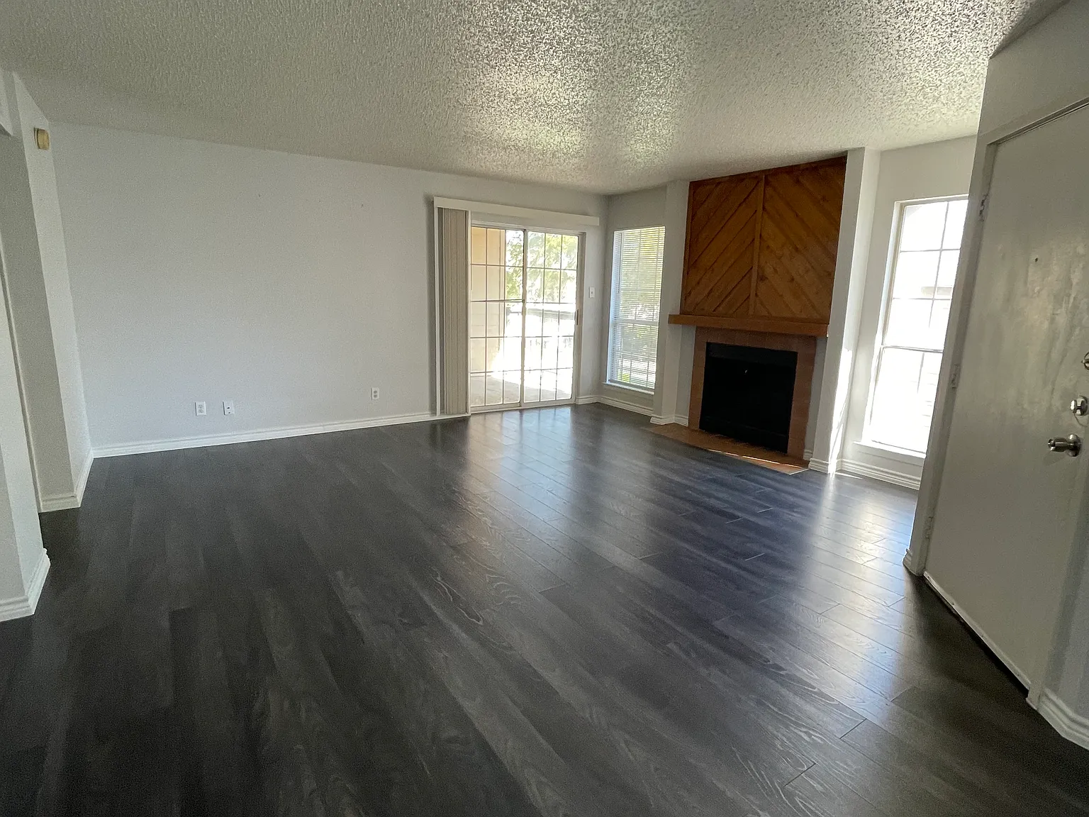 1 bed, 734 sqft, $1,050 — Photo 2