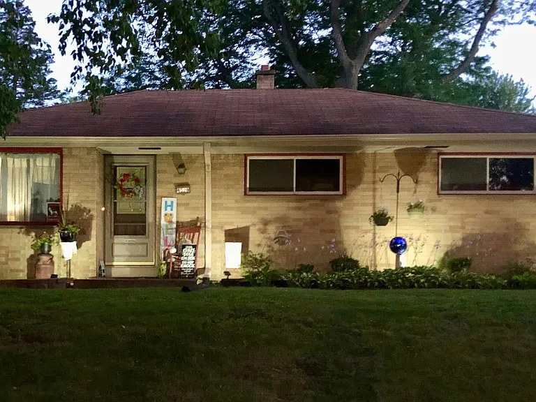 8829 W Olive St — Photo 1