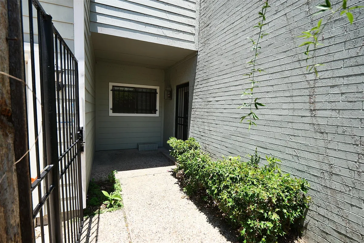 Building Photo - 9526 Val Verde St
