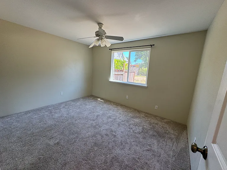 835 SW 10th St — Photo 12