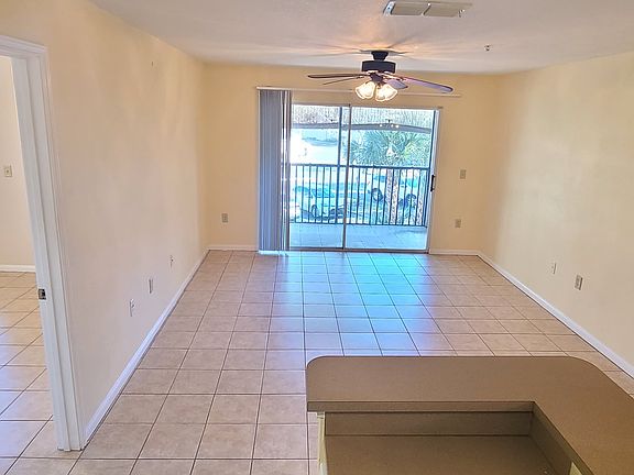3rd image of 940 Village Trl #5