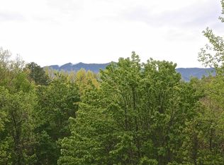 1015 Daisy Ln, Gatlinburg, TN 37738