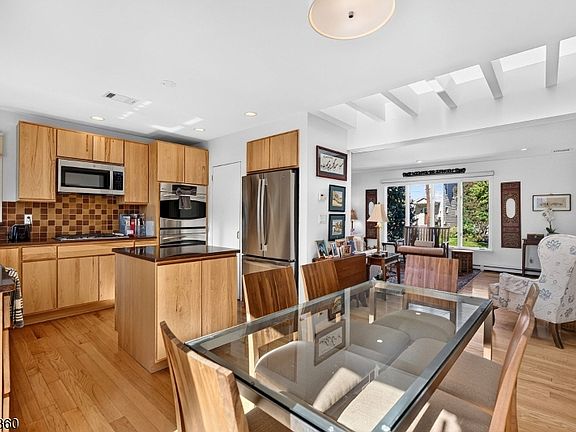 3rd image of 37A Gray St