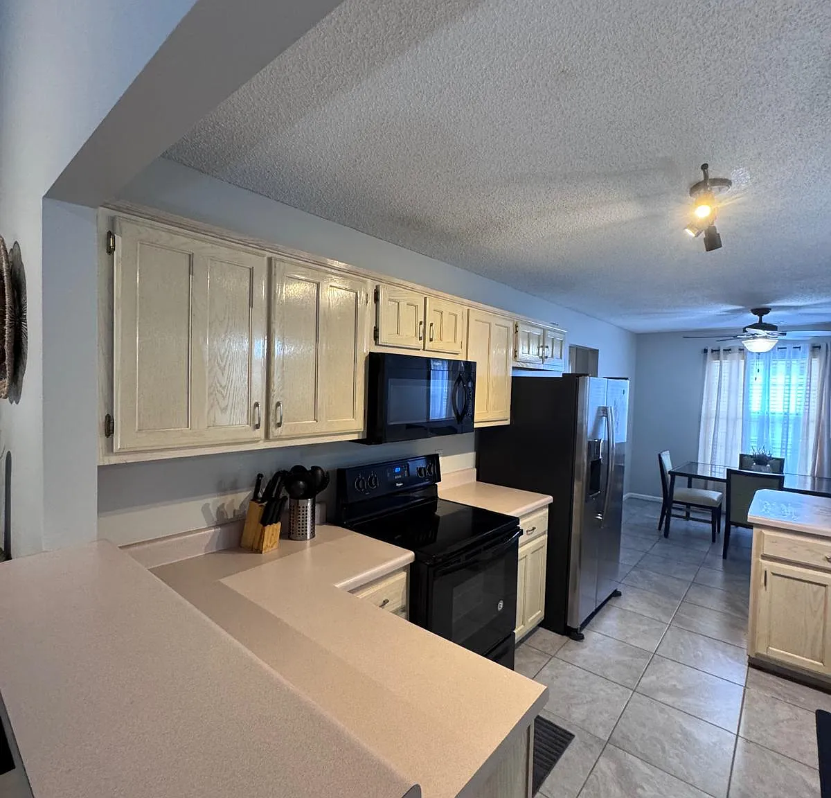 4 bed, 2.5 bath, 1862 sqft, $5,995 — Photo 3