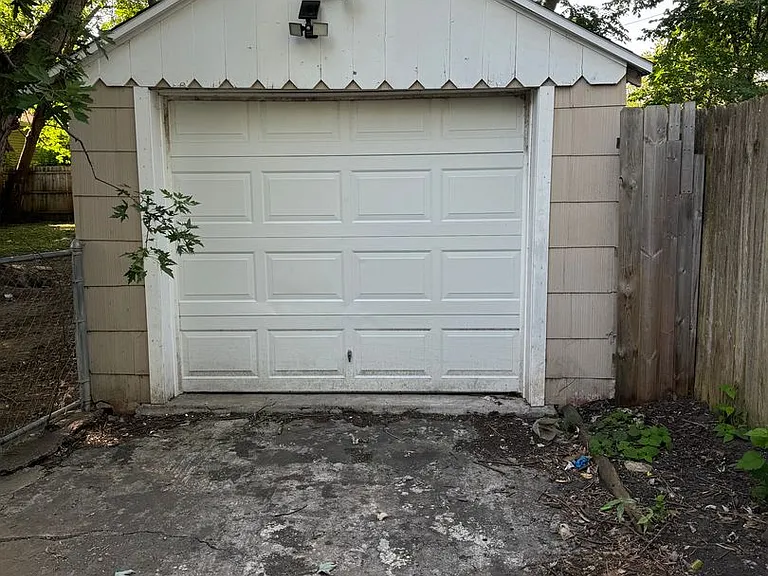 341 E Leland Ave — Photo 12