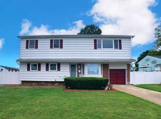 6 Lisa Dr, Deer Park, NY 11729