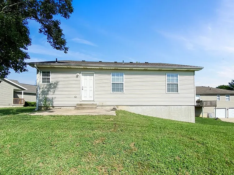 1020 NE Queens Ct — Photo 26