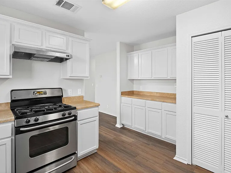 112 Ames Cv — Photo 9