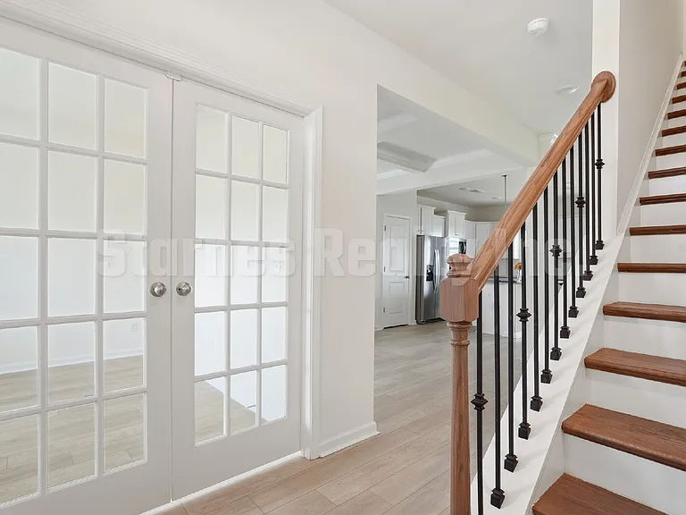 808 Pullman Loop — Photo 6