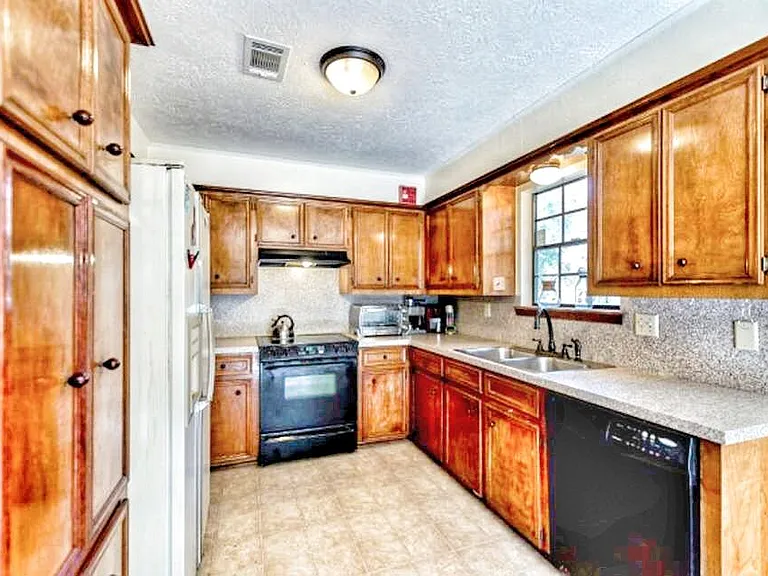 2915 Forestwood Dr — Photo 2