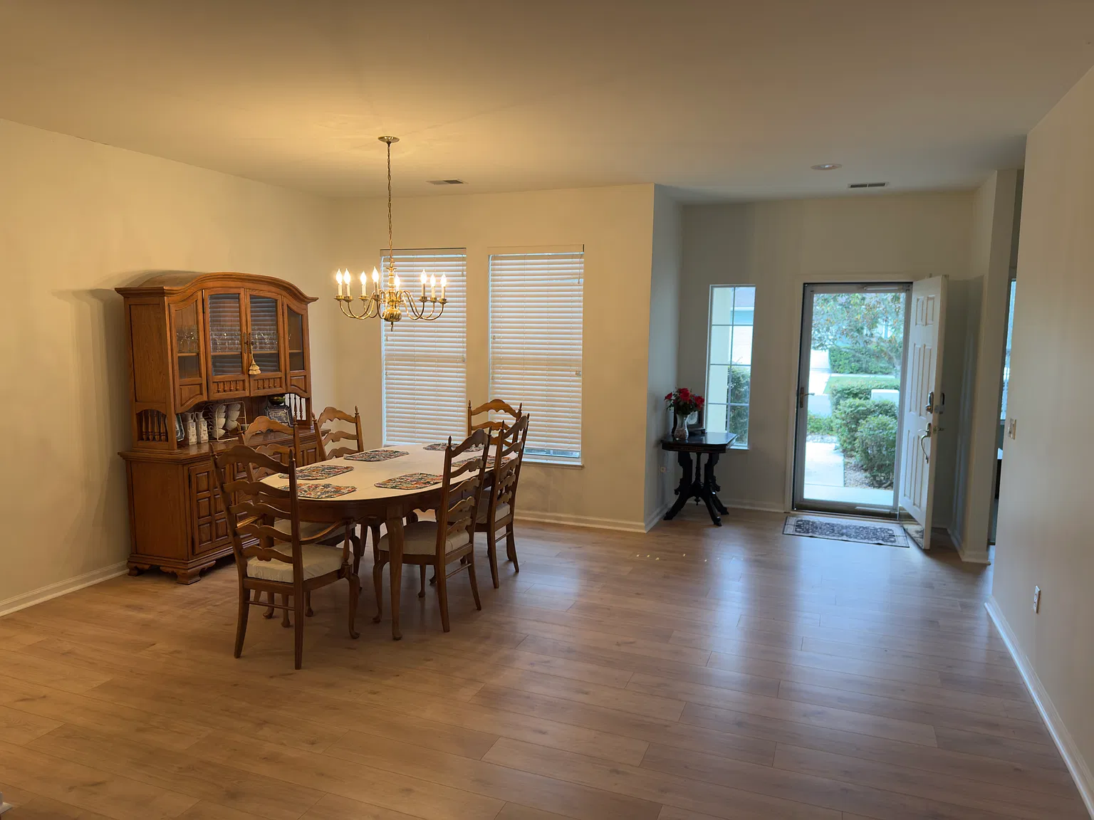 3 bed, 2320 sqft, $3,500 — Photo 2
