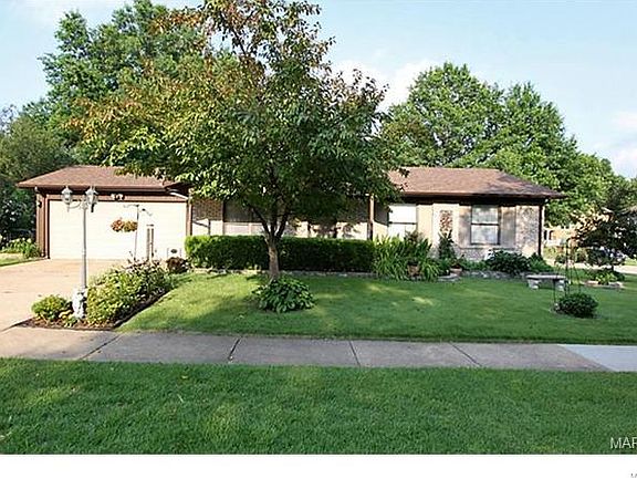 Great lot and curb appeal!!