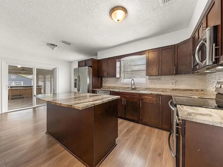 3128 W Varn Ave — Photo 5