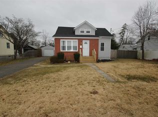 30 Pine St, Islip, NY 11751