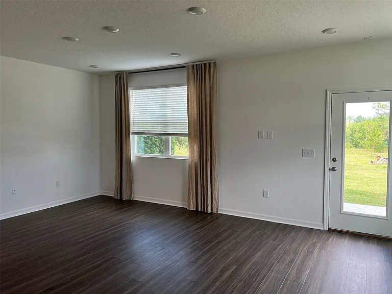 306 Madison Dr — Photo 5