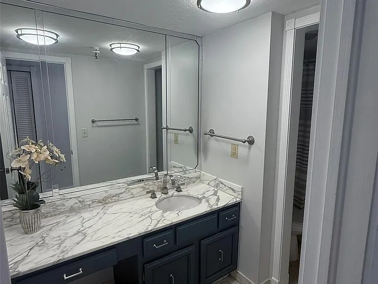 859 Jeffery St #1040 — Photo 16