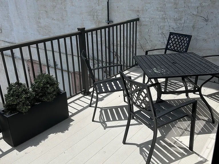 Private patio / balcony