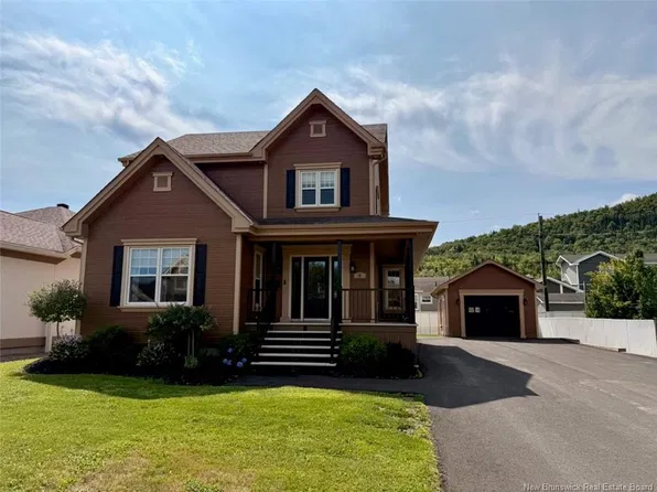 28 Brook Ter, Campbellton, NB E3N 3T3