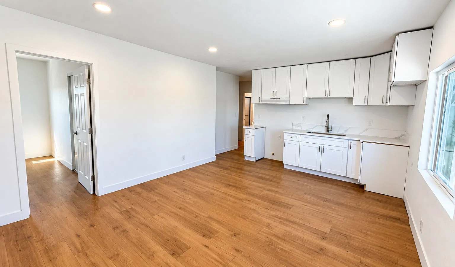 3 bed, 861 sqft, $3,050 — Photo 3