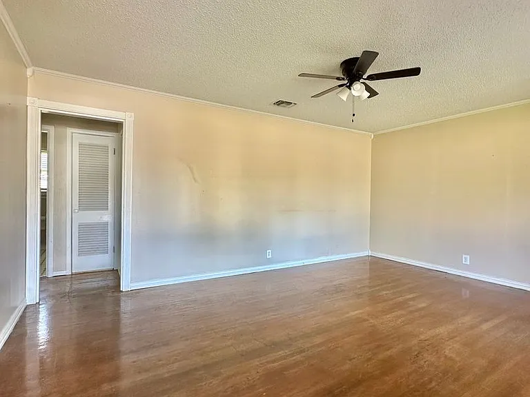 2473 Culver Ave — Photo 3