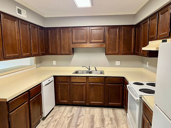 Dishwasher, stove, fridge and garbage disposal